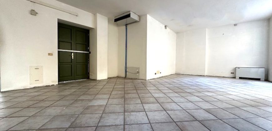 Negozio Vetrinato in Centro Negozio Vetrinato in Centro