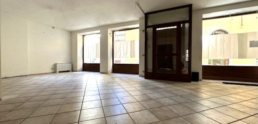 Negozio Vetrinato in Centro Negozio Vetrinato in Centro