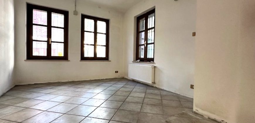 Negozio Vetrinato in Centro Negozio Vetrinato in Centro