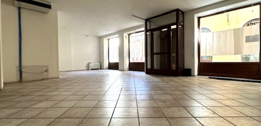 Negozio Vetrinato in Centro Negozio Vetrinato in Centro