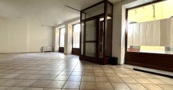 Negozio Vetrinato in Centro Negozio Vetrinato in Centro