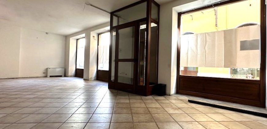 Negozio Vetrinato in Centro Negozio Vetrinato in Centro