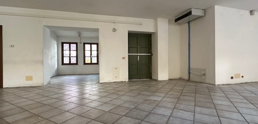 Negozio Vetrinato in Centro Negozio Vetrinato in Centro