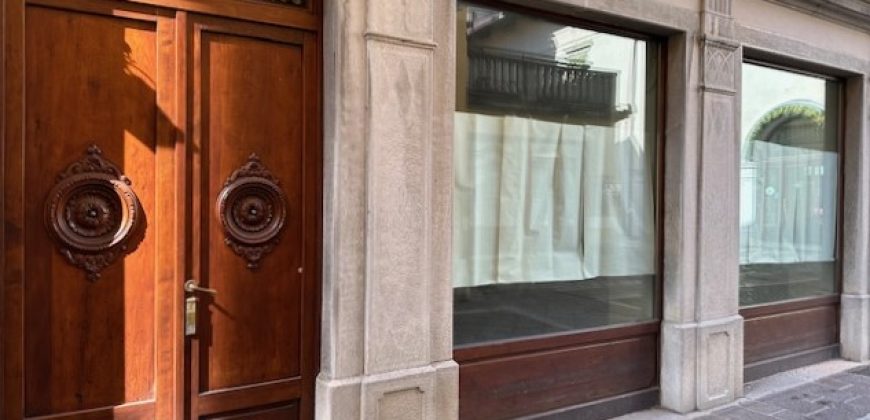 Negozio Vetrinato in Centro Negozio Vetrinato in Centro