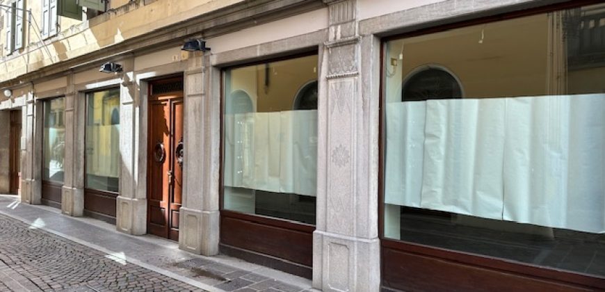 Negozio Vetrinato in Centro Negozio Vetrinato in Centro