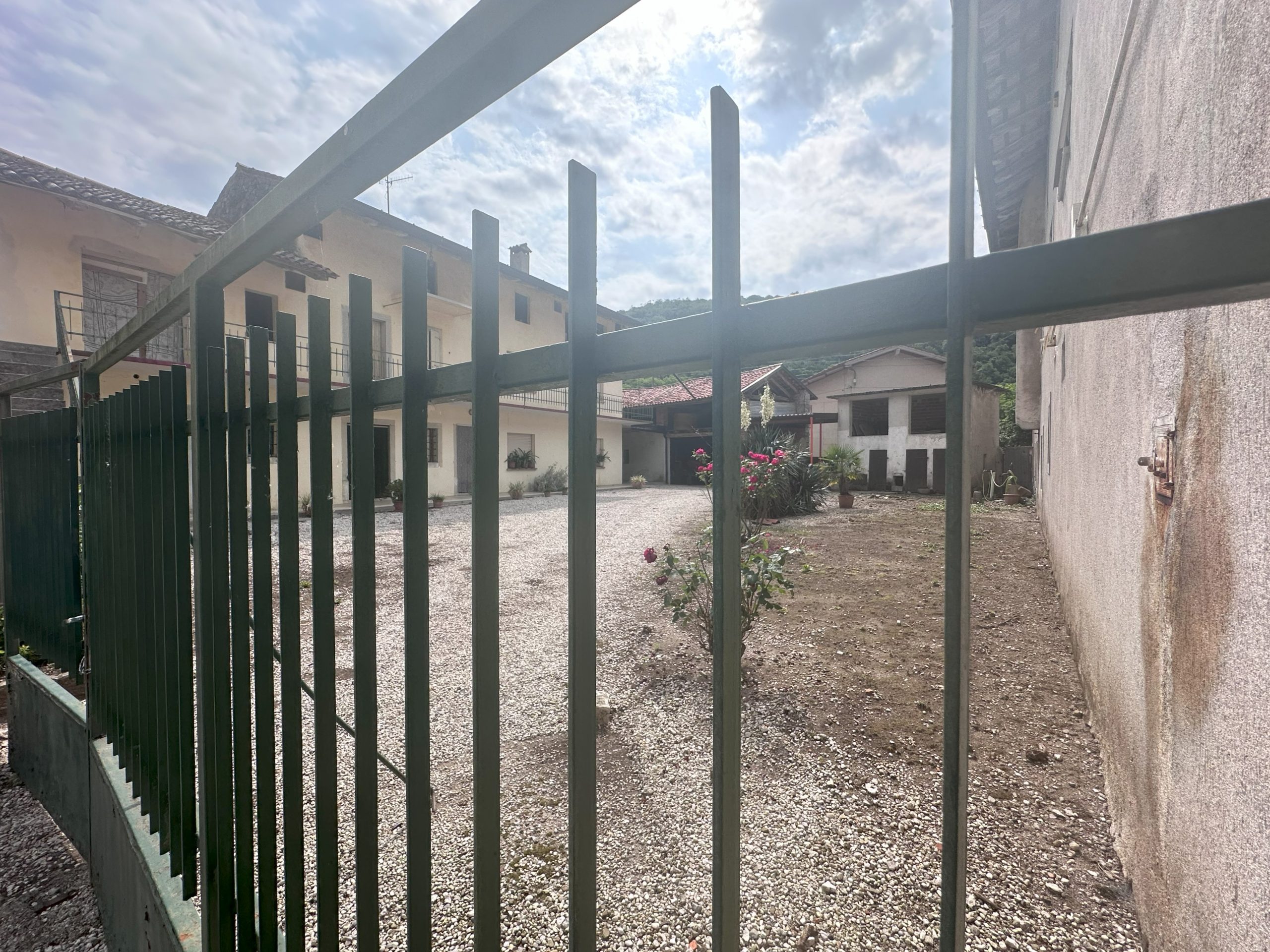 Casa Con Ampia Corte Casa Con Ampia Corte