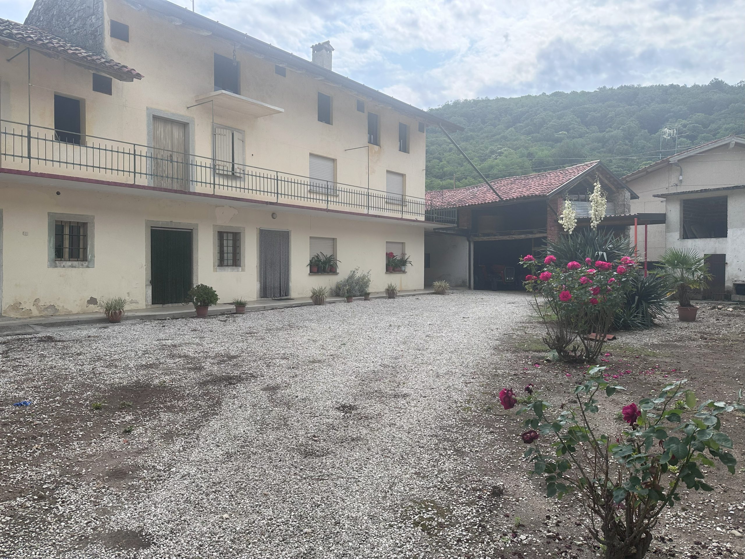 Casa Con Ampia Corte Casa Con Ampia Corte