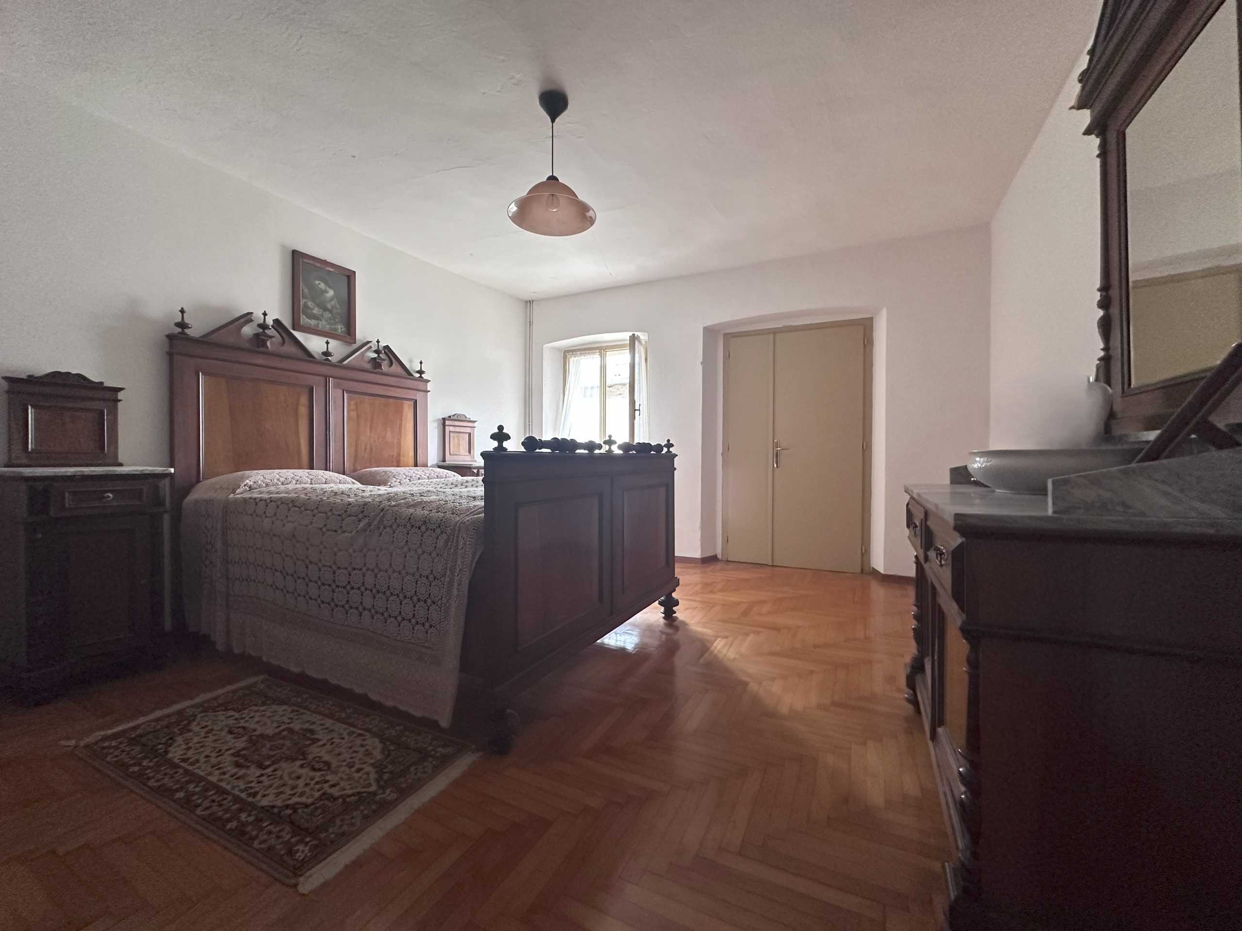 Casa Con Ampia Corte Casa Con Ampia Corte