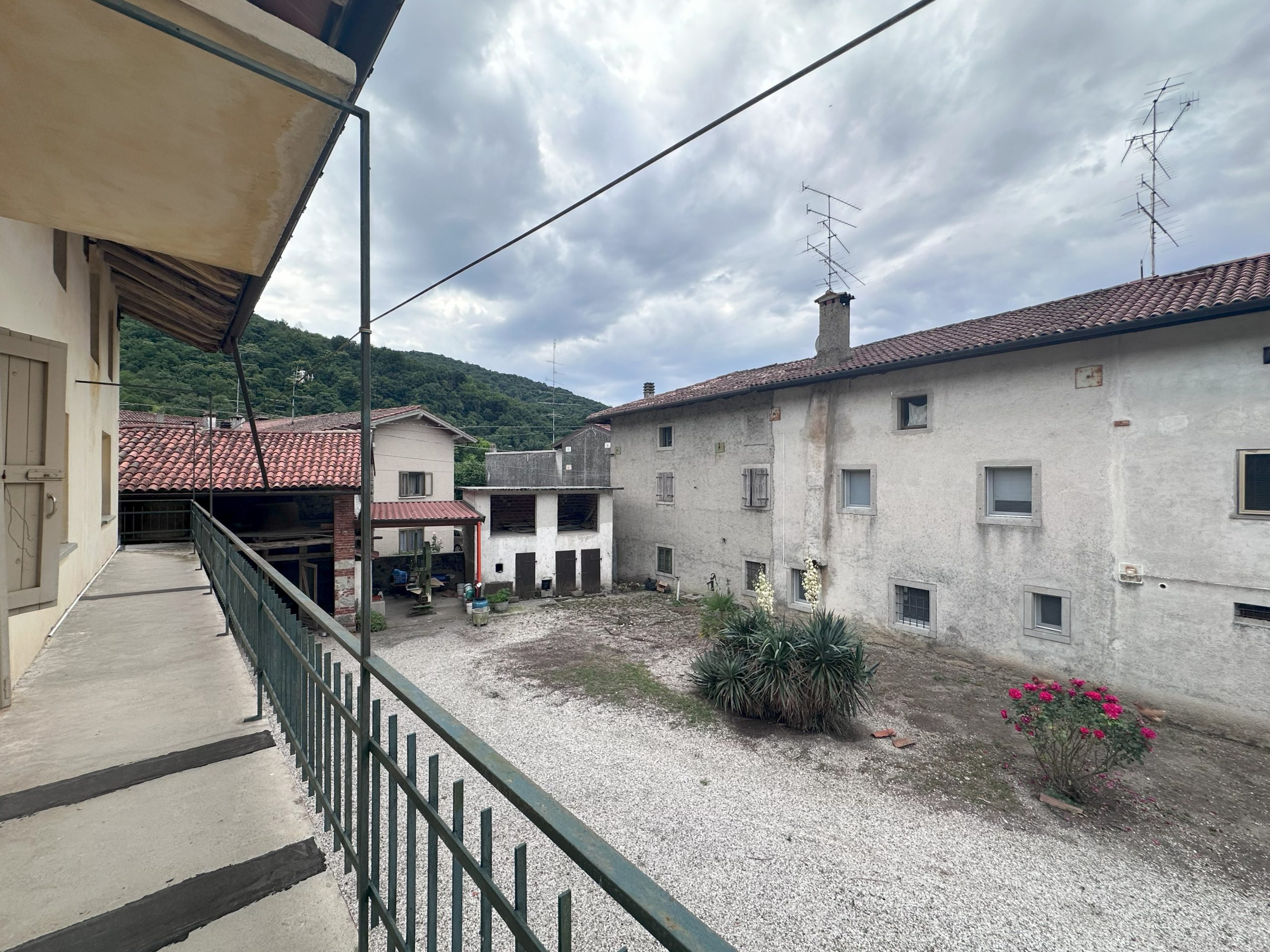 Casa Con Ampia Corte Casa Con Ampia Corte