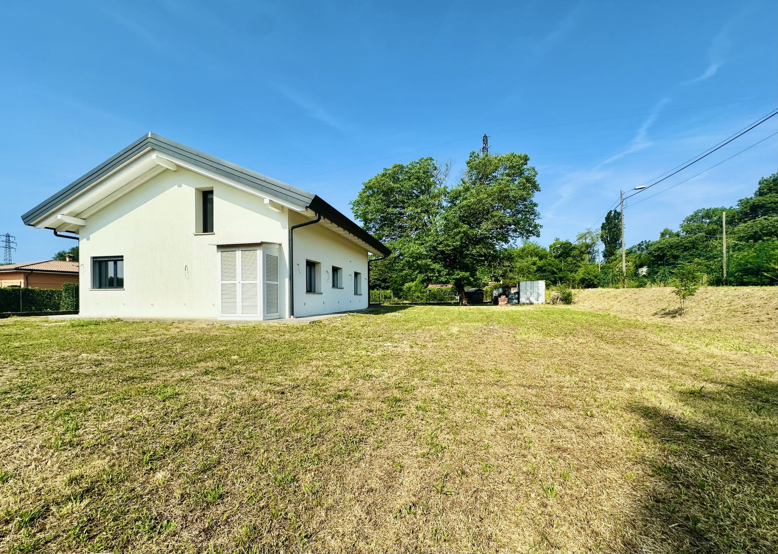 Villetta unifamiliare con ampio giardino Villetta unifamiliare con ampio giardino