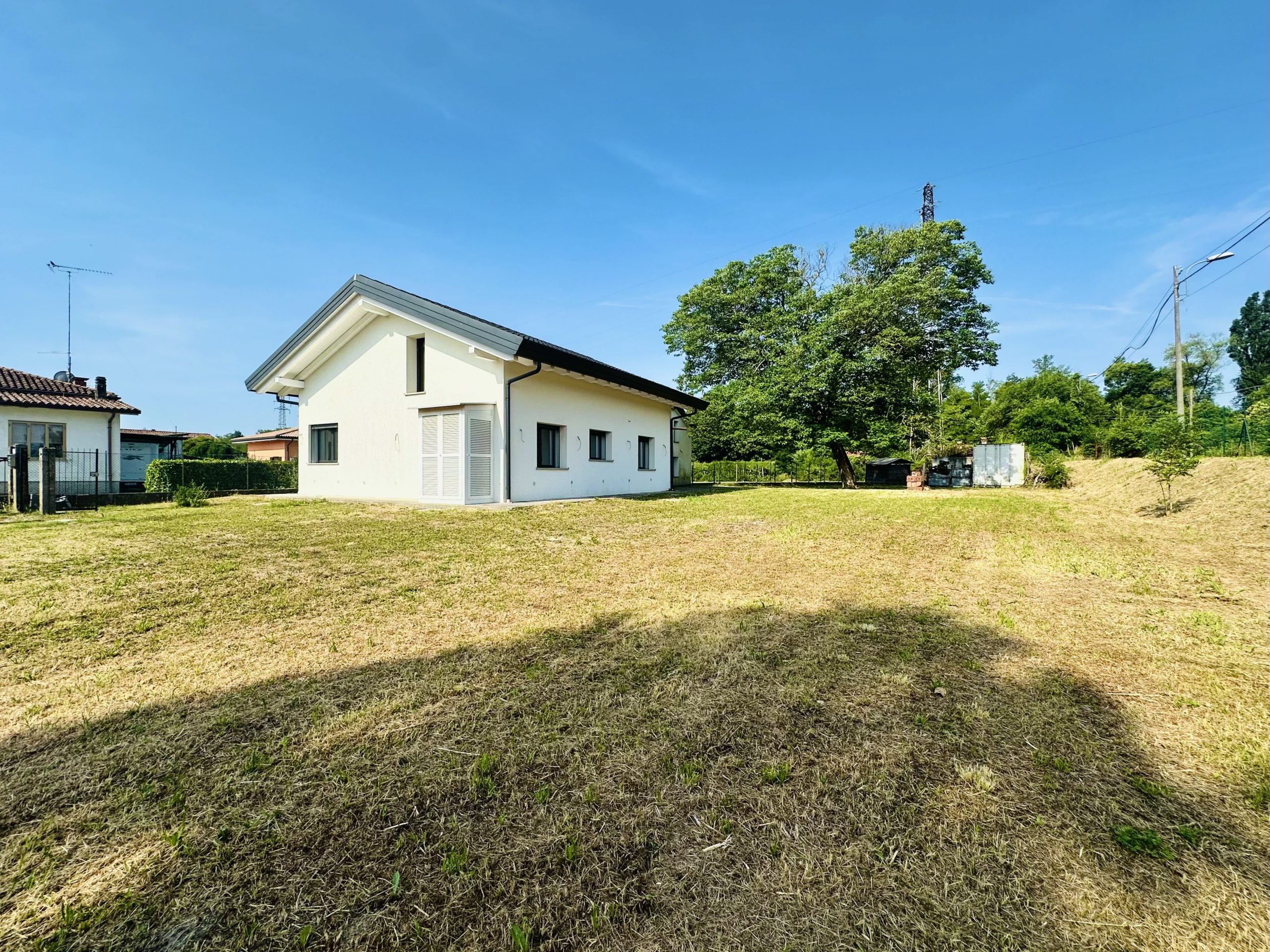 Villetta unifamiliare con ampio giardino Villetta unifamiliare con ampio giardino