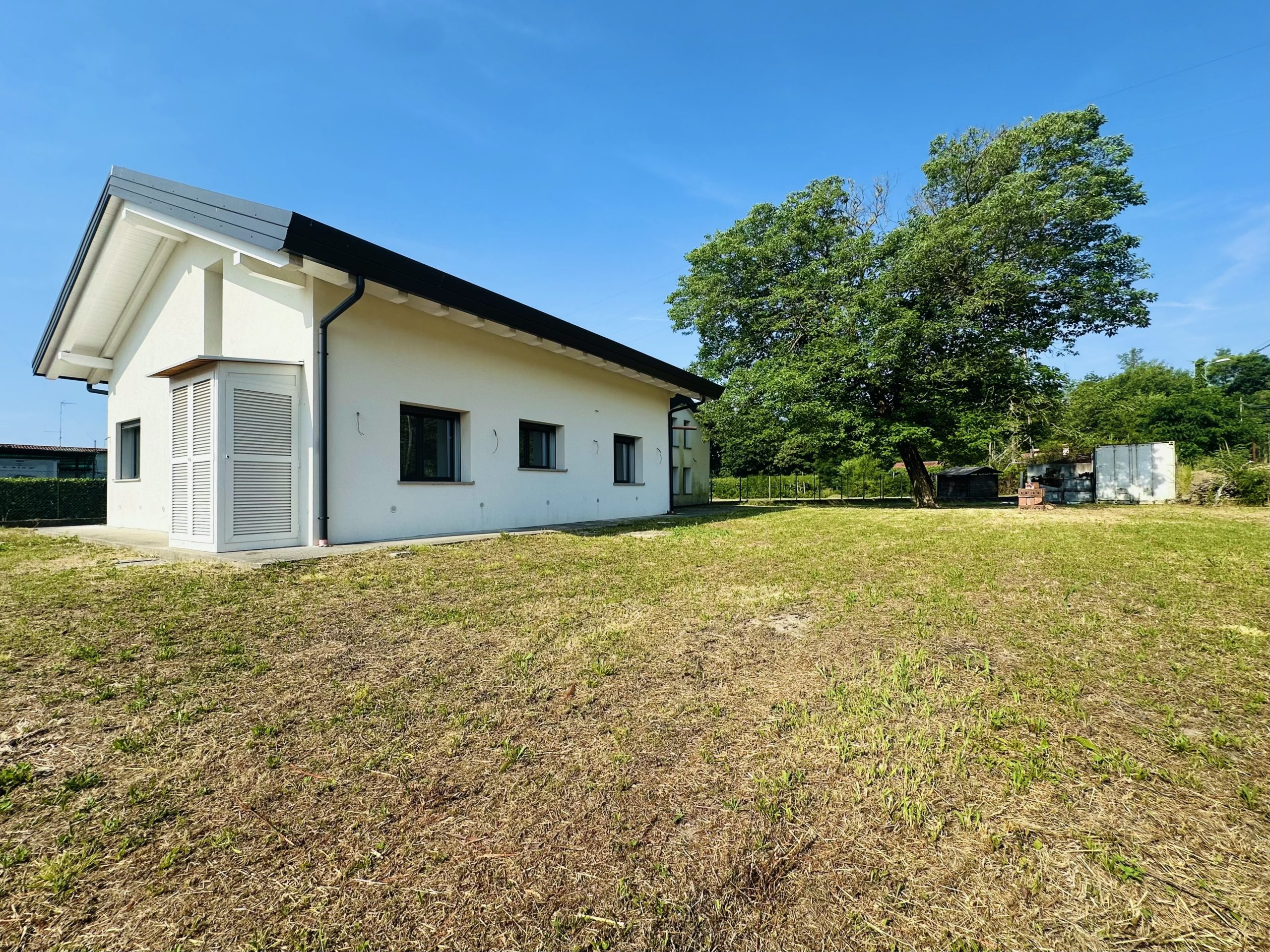 Villetta unifamiliare con ampio giardino Villetta unifamiliare con ampio giardino