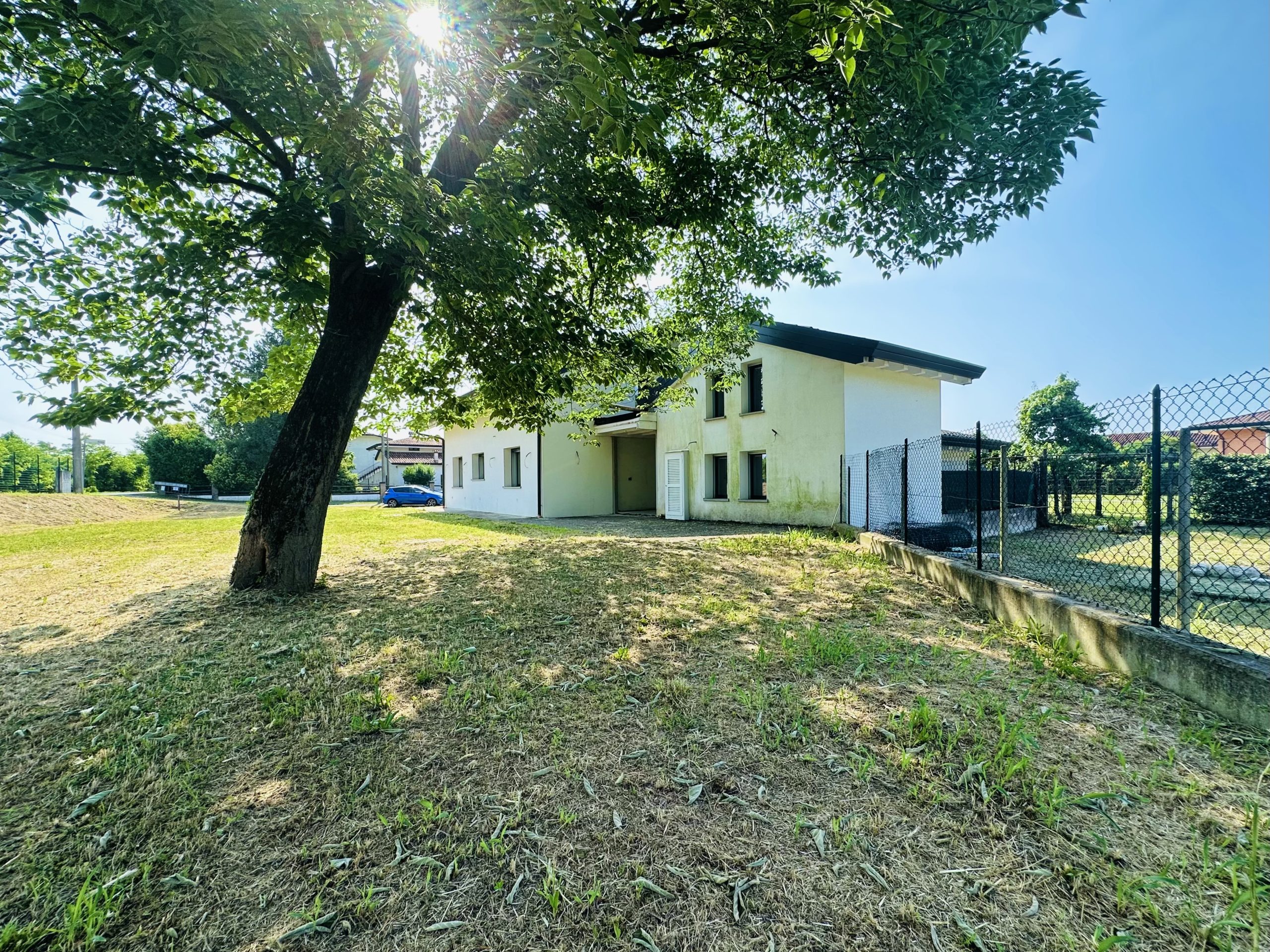 Villetta unifamiliare con ampio giardino Villetta unifamiliare con ampio giardino