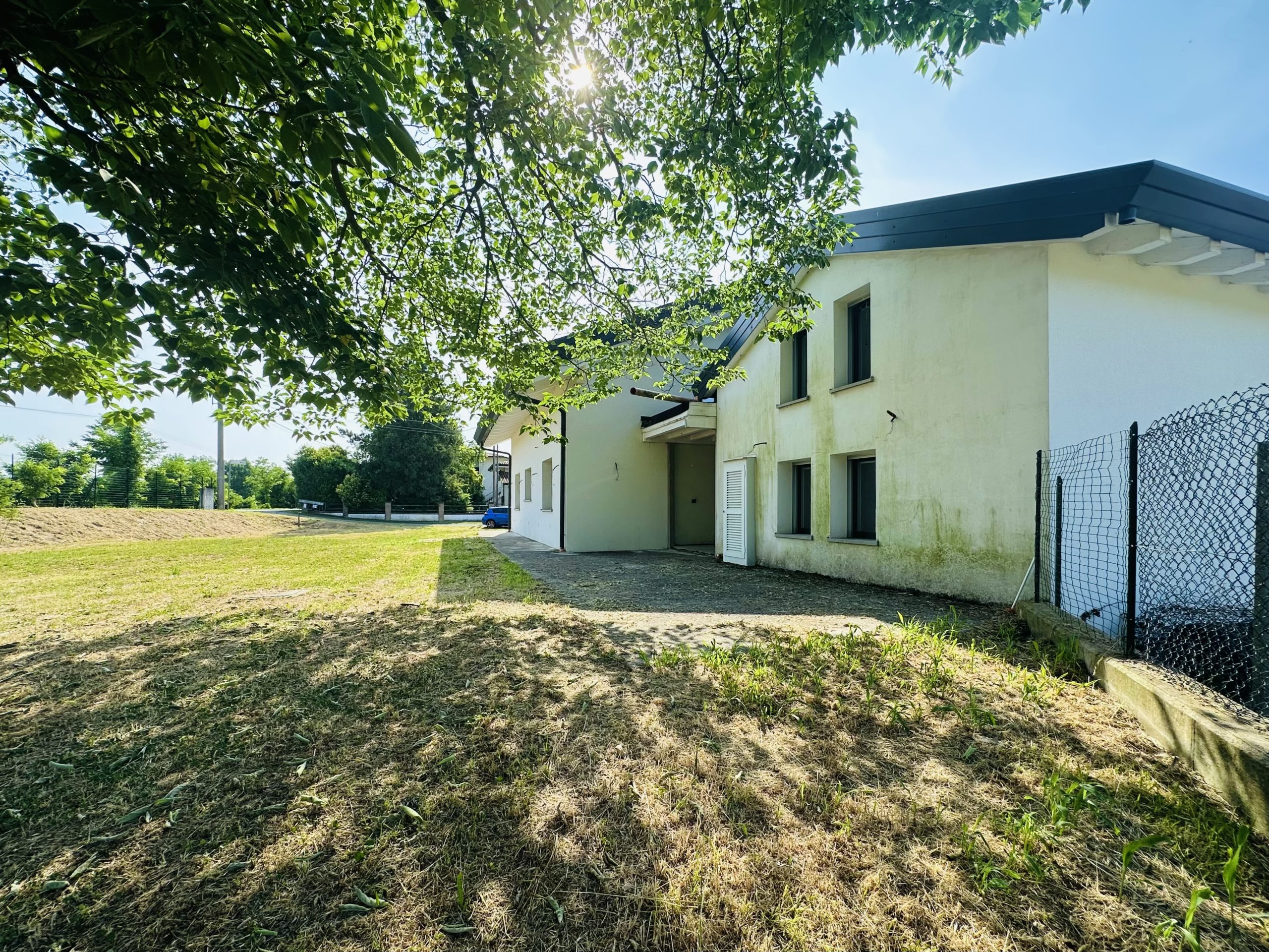 Villetta unifamiliare con ampio giardino Villetta unifamiliare con ampio giardino