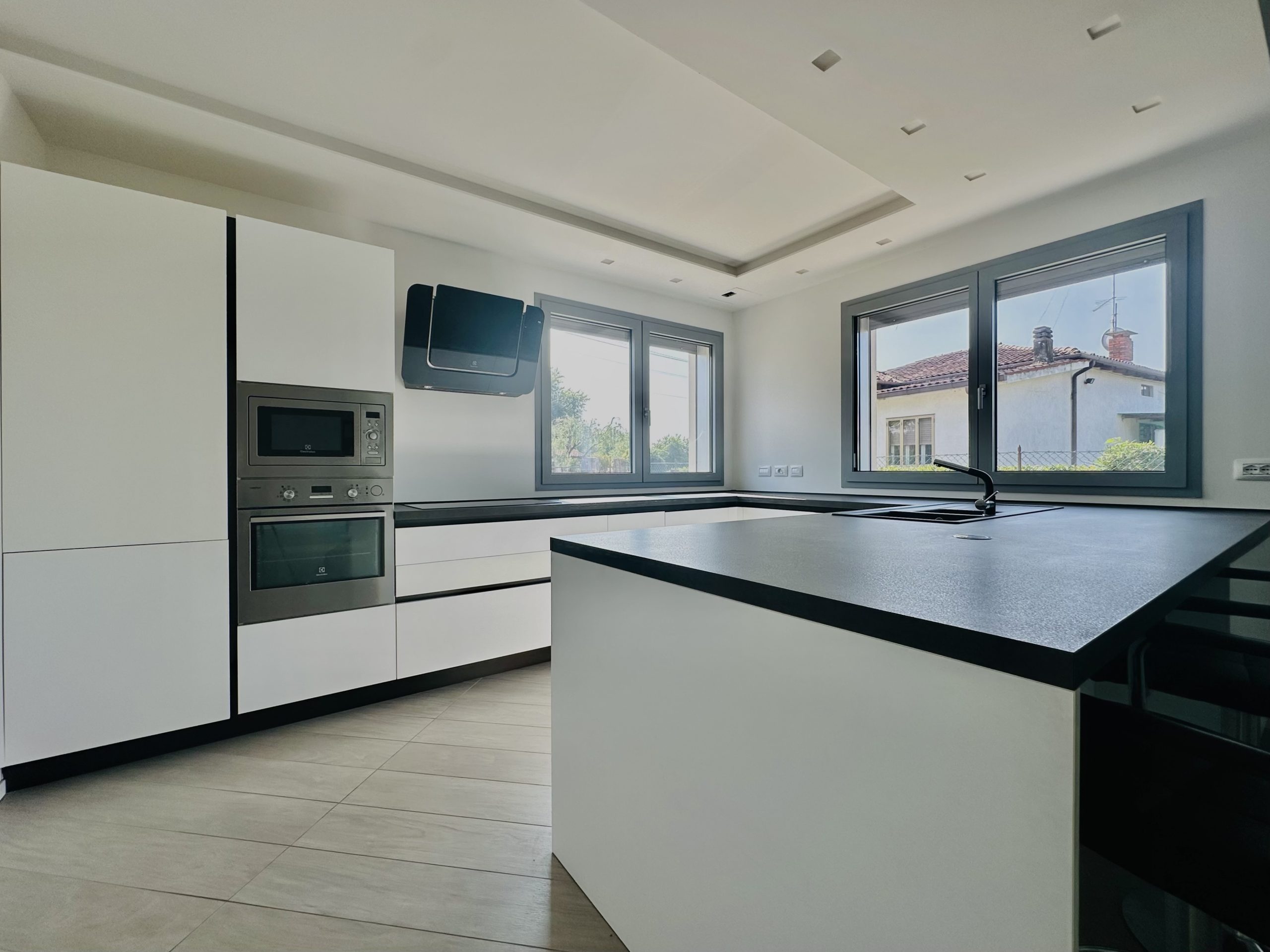 Villetta unifamiliare con ampio giardino Villetta unifamiliare con ampio giardino