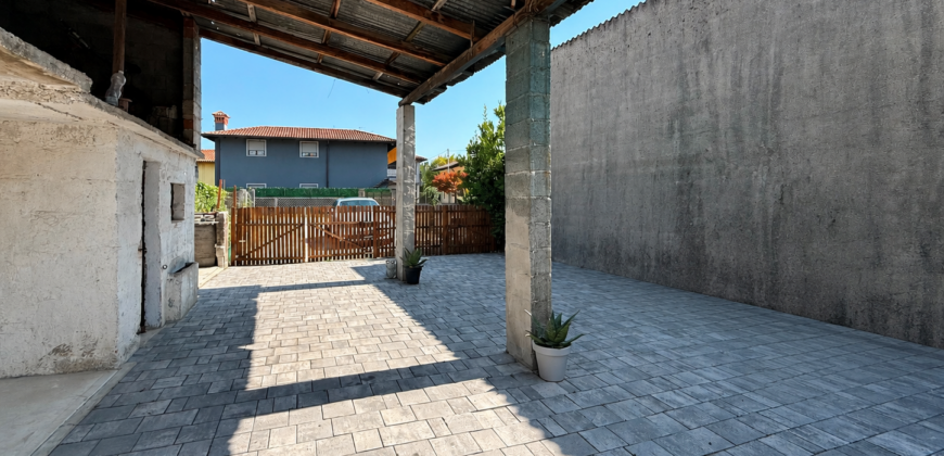 Casa Accostata Con Scoperto