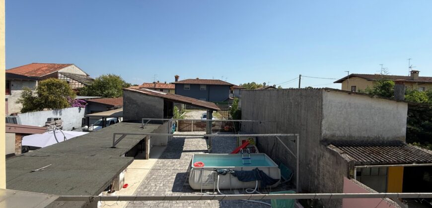 Casa Accostata Con Scoperto